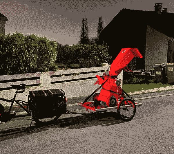 broyeur à végétaux transporté à vélo