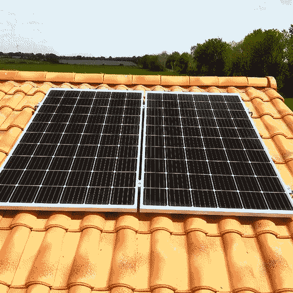 Photo de panneaux solaires montés sur une toiture tuile